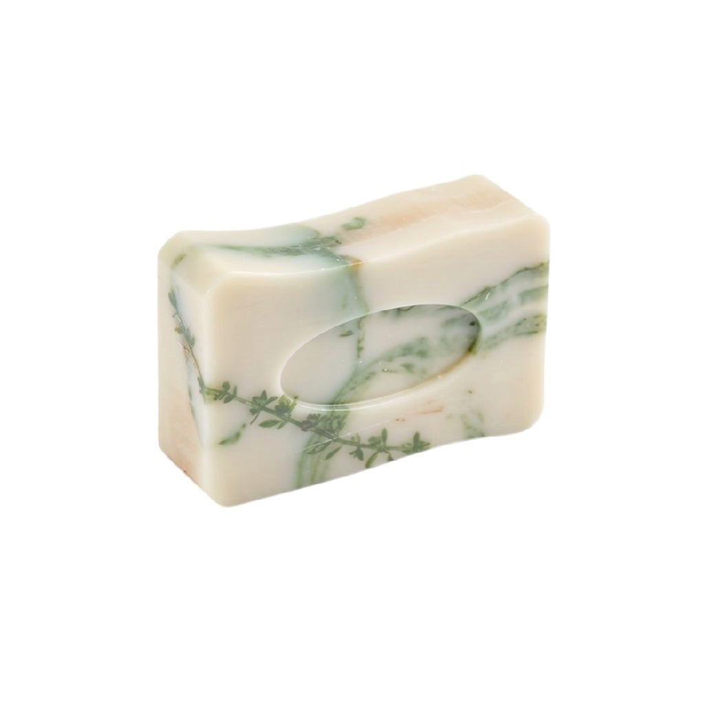 **Savon artisanal marbré avec incrustations naturelles**